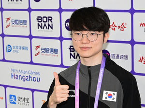 [OSEN=항저우(중국), 김성락 기자] 24일 오전 중국 항저우시 궁수구 항저우 e스포츠 센터에서 '제19회 항저우아시안게임' 리그 오브 레전드(LoL) 그룹 스테이지 대한민국과 카자흐스탄의 경기가 열렸다. 이날 대한민국은 홍콩에이어 카자흐스탄도 초반부터 압도하며 여유로운 승리를 따냈다. 경기를 마친 뒤 페이커(이상혁)이 취재진을 향해 포즈를 취하고 있다. 2023.09.24 / ksl0919@osen.co.kr