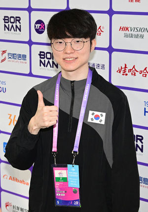 [OSEN=항저우(중국), 김성락 기자] 24일 오전 중국 항저우시 궁수구 항저우 e스포츠 센터에서 '제19회 항저우아시안게임' 리그 오브 레전드(LoL) 그룹 스테이지 대한민국과 카자흐스탄의 경기가 열렸다. 이날 대한민국은 홍콩에이어 카자흐스탄도 초반부터 압도하며 여유로운 승리를 따냈다. 경기를 마친 뒤 페이커(이상혁)이 취재진을 향해 포즈를 취하고 있다. 2023.09.24 / ksl0919@osen.co.kr