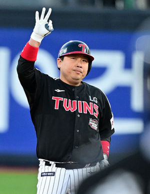 [OSEN=수원, 지형준 기자] 11일 수원 KT위즈파크에서 ‘2023 신한은행 SOL KBO 포스트시즌 한국시리즈’ 4차전 KT 위즈와 LG 트윈스의 경기가 열렸다.8회초 2사 1루에서 LG 허도환이 1타점 적시 2루타를 날리며 세리머니를 하고 있다. 2023.11.11 /jpnews@osen.co.kr