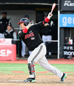 [OSEN=수원, 지형준 기자] 11일 수원 KT위즈파크에서 ‘2023 신한은행 SOL KBO 포스트시즌 한국시리즈’ 4차전 KT 위즈와 LG 트윈스의 경기가 열렸다.8회초 2사 1루에서 LG 허도환이 1타점 적시 2루타를 날리고 있다. 2023.11.11 /jpnews@osen.co.kr