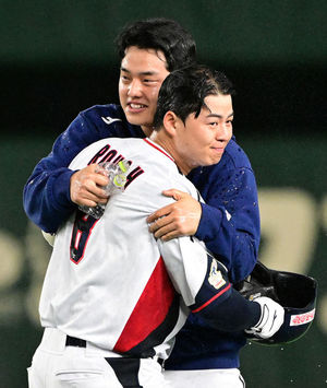 [OSEN=도쿄, 지형준 기자] 대한민국 야구대표팀이 호주에 WBC 패배를 설욕했다. 연장 승부치기 끝에 호주를 잡았다. 류중일 감독이 이끄는 한국야구대표팀은 16일 일본 도쿄돔에서 열린 2023 아시아프로야구챔피언십(APBC) 첫 경기 호주전을 3-2 끝내기 승리로 장식했다. 연장 10회 무사 1,2루 승부치기에서 노시환이 초구에 끝내기 안타를 터뜨려 진땀나는 승리를 거뒀다. 끝내기 안타를 날린 대한민국 노시환이 문동주와 승리를 기뻐하고 있다. 2023.11.16 / jpnews.osen.co.kr
