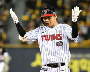 [OSEN=잠실, 이대선 기자] 13일 오후 서울 잠실야구장에서 2023 KBO 프로야구 포스트시즌 한국시리즈 5차전 LG 트윈스와 KT 위즈의 경기가 열렸다.2회말 1사 1루에서 LG 문보경이 우중간 안타를 치고 환호하고 있다. 2023.11.13 /sunday@osen.co.kr