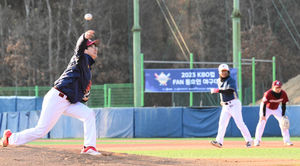 [OSEN=횡성, 조은정 기자] 18일 강원도 횡성 KBO 야구센터에서 '2023 KBO컵 FAN 동호인 야구대회' 8강 NC(에이포스)와 키움(파수 언터쳐블)의 경기가 열렸다.키움(파수 언터쳐블) 양명현이 힘차게 공을 던지고 있다. 2023.11.18 /cej@osen.co.kr