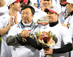 [OSEN=잠실, 이대선 기자] 한국시리즈 MVP를 차지한 LG 오지환(오른쪽)이 차명석 단장과 기쁨을 나누고 있다. 2023.11.13 /sunday@osen.co.kr