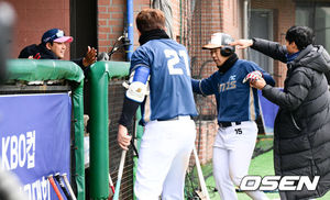 [OSEN=횡성, 조은정 기자] 19일 강원도 횡성 KBO 야구센터에서 '2023 KBO컵 FAN 동호인 야구대회' 준결승전 NC(에이포스)와 두산(프로젝트K)의 경기가 열렸다.NC(에이포스)가 최민성 득점에 득점에 기뻐하고 있다. .2023.11.19 /cej@osen.co.kr
