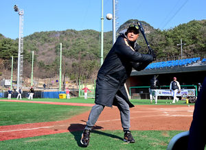[OSEN=횡성, 최규한 기자] 18일 강원도 횡성 KBO 야구센터에서 '2023 KBO컵 FAN 동호인 야구대회' 8강 1경기 한화(가마치)와 KIA(아레스)의 경기가 열렸다.경기를 앞두고 한화 은퇴선수 송진우가 한화(가마치) 선수들에게 펑고를 치고 있다. 2023.11.18 / dreamer@osen.co.kr