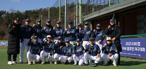 [OSEN=횡성, 조은정 기자] 18일 강원도 횡성 KBO 야구센터에서 '2023 KBO컵 FAN 동호인 야구대회' 1차라운드 NC(에이포스)와 롯데(롱비치)의 경기가 열렸다.경기를 앞두고 NC(에이포스) 선수단과 NC 은퇴선수 박명환-정수민가 포즈를 취하고 있다. 2023.11.18 /cej@osen.co.kr