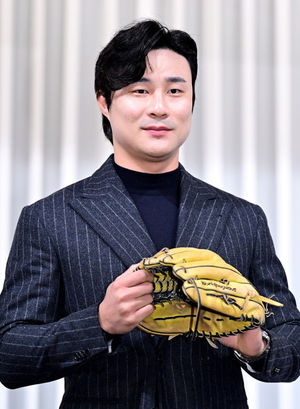 [OSEN=최규한 기자] 메이저리거 김하성(28·샌디에이고 파드리스)이 20일 서울 청담동 리베라 호텔에서 ‘메이저리그 골든글러브(유틸리티 부문) 수상’ 공식 기자회견을 가졌다.한국인 선수 최초로 메이저리그 골드글러브를 받은 김하성은 아시아 선수로 스즈키 이치로에 이어 두 번째 선수가 됐다. 이치로는 외야수로 2001~2010년 시애틀 매리너스 시절 10년 연속 골드글러브를 수상했다. 김하성은 아시아 내야수 첫 수상자로 역사에 이름을 남겼다. 김하성이 포토타임을 하고 있다. / dreamer@osen.co.kr