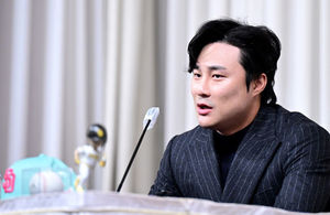 [OSEN=최규한 기자] 메이저리거 김하성(28·샌디에이고 파드리스)이 20일 서울 청담동 리베라 호텔에서 ‘메이저리그 골드글러브(유틸리티 부문) 수상’ 공식 기자회견을 가졌다.한국인 선수 최초로 메이저리그 골드글러브를 받은 김하성은 아시아 선수로 스즈키 이치로에 이어 두 번째 선수가 됐다. 이치로는 외야수로 2001~2010년 시애틀 매리너스 시절 10년 연속 골드글러브를 수상했다. 김하성은 아시아 내야수 첫 수상자로 역사에 이름을 남겼다. 김하성이 취재진과 질의응답 시간을 갖고 있다. / dreamer@osen.co.kr