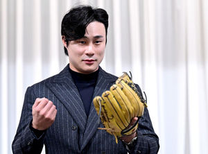 [OSEN=최규한 기자] 메이저리거 김하성(28·샌디에이고 파드리스)이 20일 서울 청담동 리베라 호텔에서 ‘메이저리그 골든글러브(유틸리티 부문) 수상’ 공식 기자회견을 가졌다.한국인 선수 최초로 메이저리그 골드글러브를 받은 김하성은 아시아 선수로 스즈키 이치로에 이어 두 번째 선수가 됐다. 이치로는 외야수로 2001~2010년 시애틀 매리너스 시절 10년 연속 골드글러브를 수상했다. 김하성은 아시아 내야수 첫 수상자로 역사에 이름을 남겼다. 김하성이 포토타임을 하고 있다. / dreamer@osen.co.kr