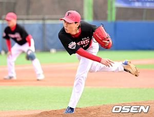 [OSEN=횡성, 최규한 기자] 19일 강원도 횡성 KBO 야구센터에서 '2023 KBO컵 FAN 동호인 야구대회' 결승 KIA(아레스)와 NC(에이포스)의 경기가 열렸다.KIA(아레스) 선발 한인승이 힘차게 공을 뿌리고 있다. 2023.11.19 / dreamer@osen.co.kr