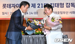 전준우가 김태형 감독 취임식에서 꽃다발을 선물하고 있다./OSEN DB