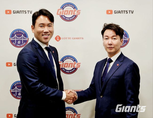 전준우가 FA 계약을 맺고 박준혁 단장고 포즈를 취했다./롯데 자이언츠 제공
