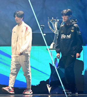 [OSEN=김성락 기자] 19일 오후 서울 구로구 고척스카이돔에서  '2023 LoL 월드 챔피언십' 결승전 T1과 웨이보의 경기가 열렸다. 경기 시작에 앞서 T1 제우스(최우제), 웨이보 더샤이(강승록)가 경기장으로 입장하고 있다. 2023.11.19 / ksl0919@osen.co.kr