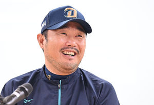 경기 전 인터뷰 중인 이호준 감독