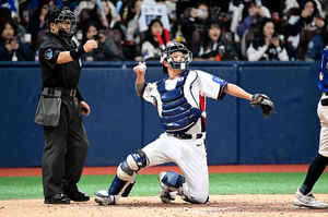 7회, 포수 마스크를 착용한 조형우