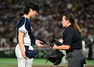 곽빈의 손을 살피는 젠 파월