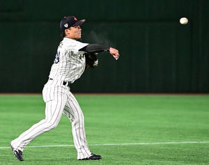 3루 땅볼 처리 장면