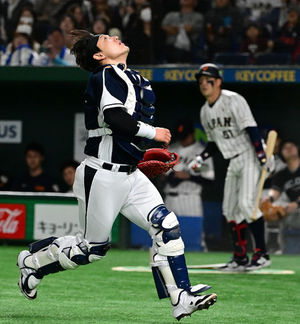도쿄돔에서 파울 플라이를 따라가는 박동원