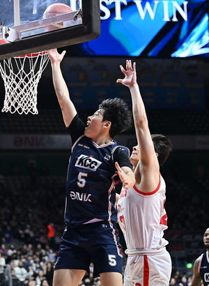 부산 KCC 김동현 골밑슛 장면