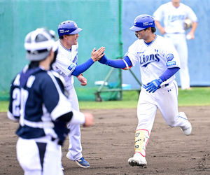 대표팀과의 연습경기에서 홈런 이후 하이파이브하는 삼성 양우현(포토)