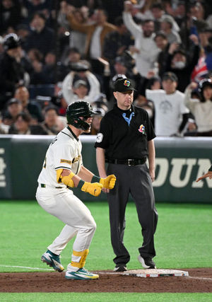 득점 환호하는 트래비스 바자나