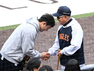 OSEN 포토: 김경문 감독에게 인사하는 한승혁