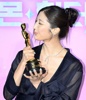 [사진]'케이팝 데몬 헌터스' 이재, 아카데미 트로피에 키스 - OSEN