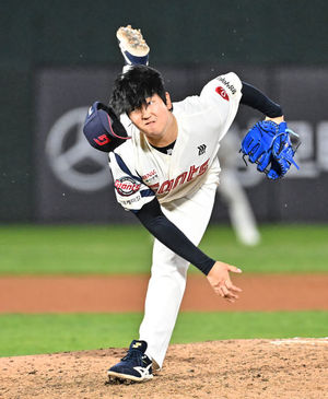 OSEN 포토: 최이준 모자도 떨어지는 역투