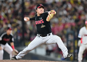 Go Woo-suk throws 3⅔ scoreless innings in LG’s season-ending loss